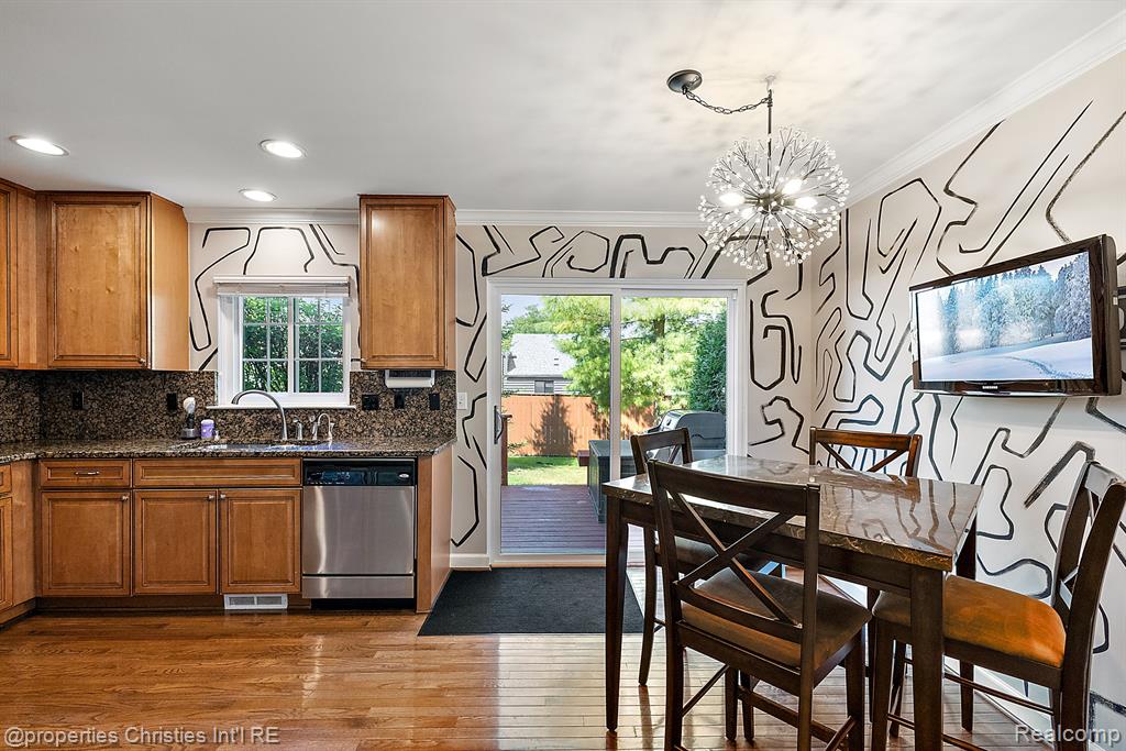 301 JAMES Circle, Royal Oak, MI 48067 — Photo 13