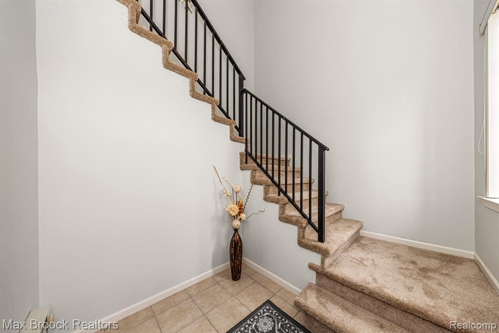 9203 FARMINGDALE Lane, Walled Lake, MI 48390 — Photo 4