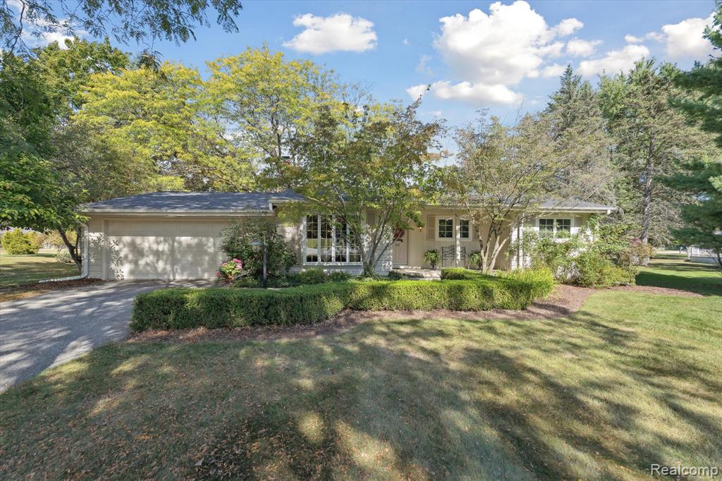 915 E River Road, Flushing, MI 48433 — front exterior