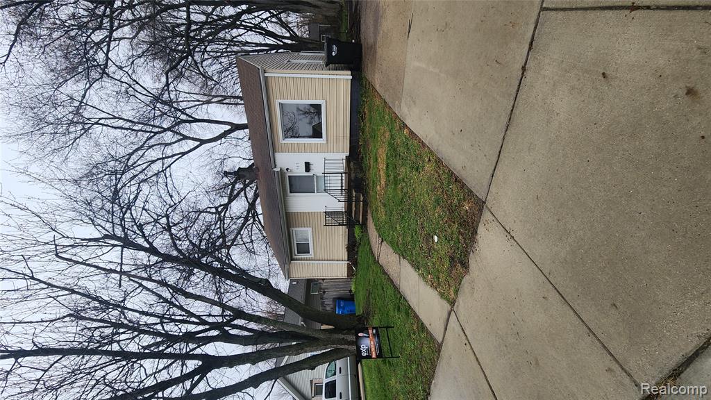 585 E Harwood Avenue, Madison Heights, MI 48071 — front exterior
