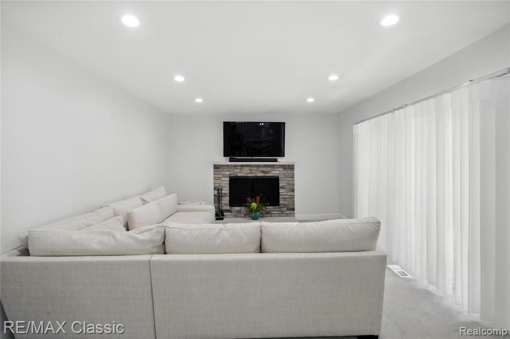 7027 Beverly Crest Drive, West Bloomfield, MI — Photo 7