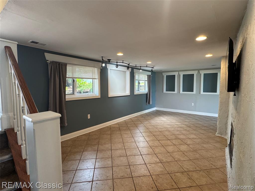 1508 LAKEVIEW Drive, Wolverine Lake, MI 48390 — Photo 16