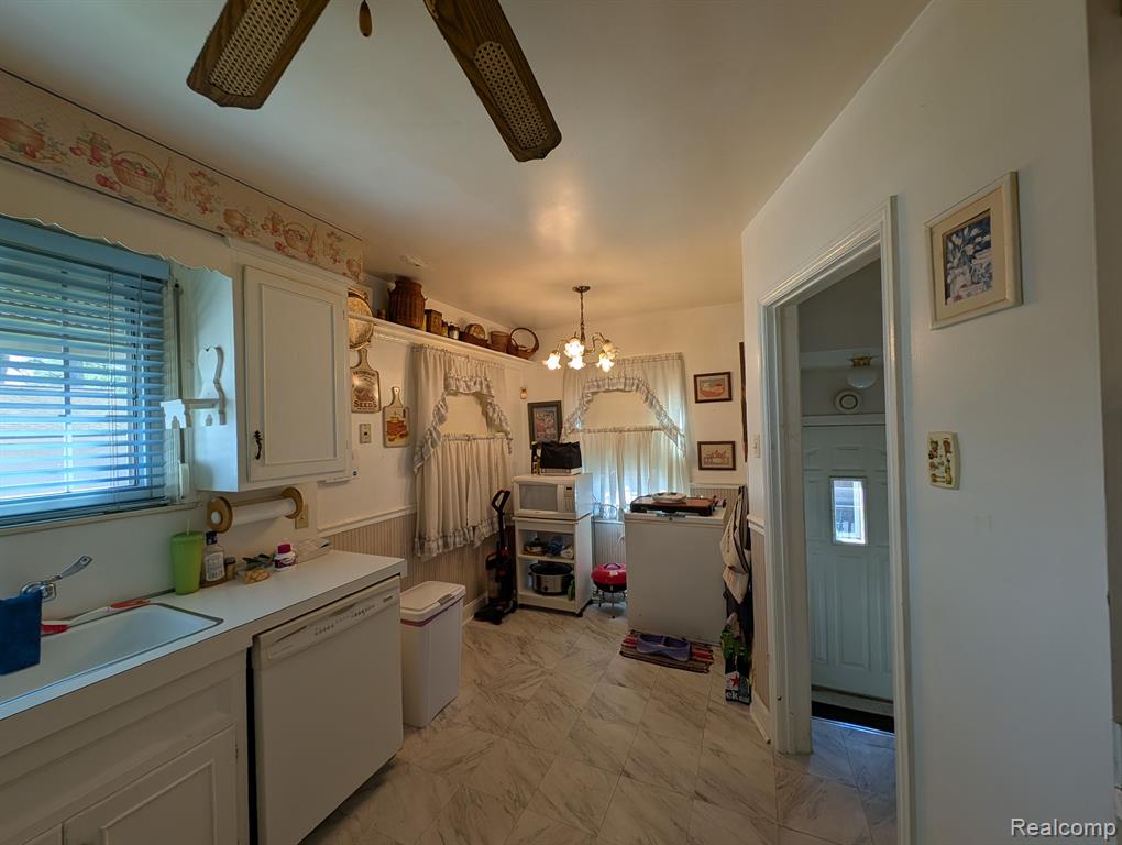 9864 E OUTER Drive, Detroit, MI 48224 — Photo 12