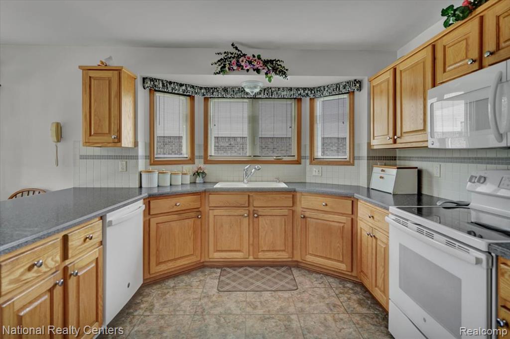 45866 Glen Court, Macomb, MI 48044 — Photo 12