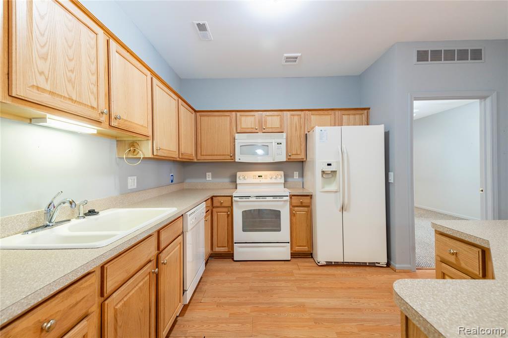 23030 Williamsburg Circle, 15, Woodhaven, MI 48183 — Photo 9