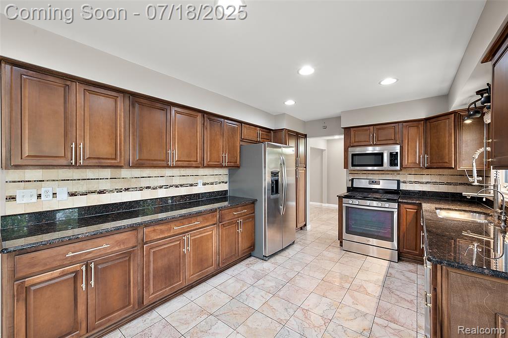 4152 Bloomfield Drive, Sterling Heights, MI 48310 — Photo 22