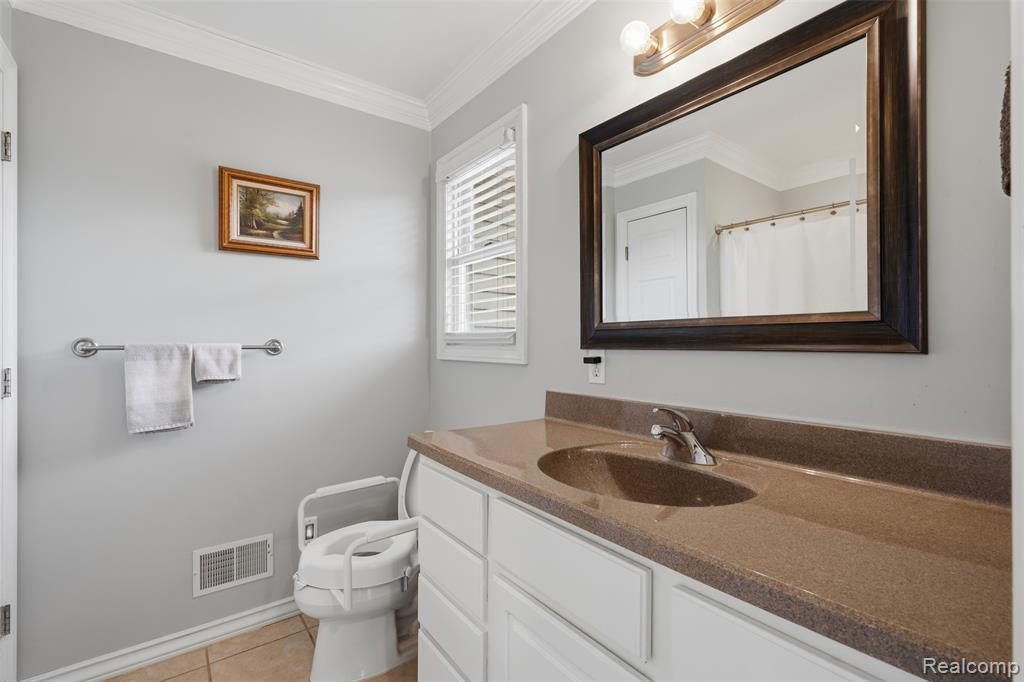 3477 Amber Oaks Drive, Howell, MI 48855 — Photo 16