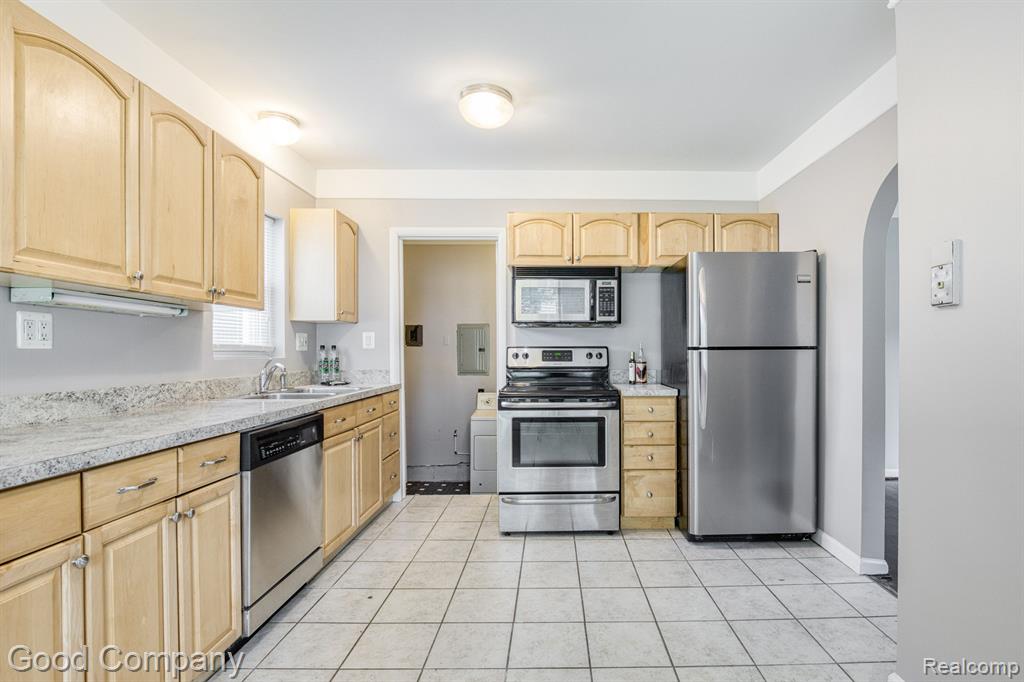 926 MILLARD Avenue, Royal Oak, MI 48073 — Photo 10