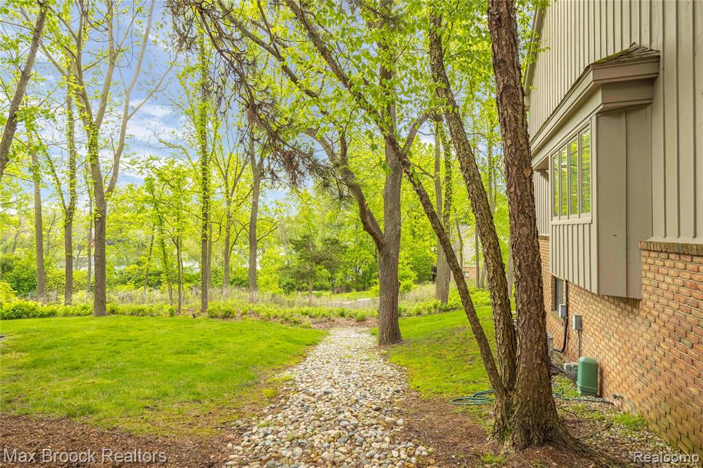 4933 Woodcliff Hill Road N, West Bloomfield, MI 48323 — Photo 41
