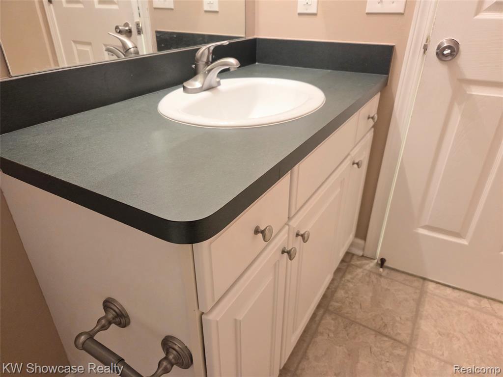 4031 Heatherwood Court Heatherwood Ct, Warren, MI 48092 — Photo 8