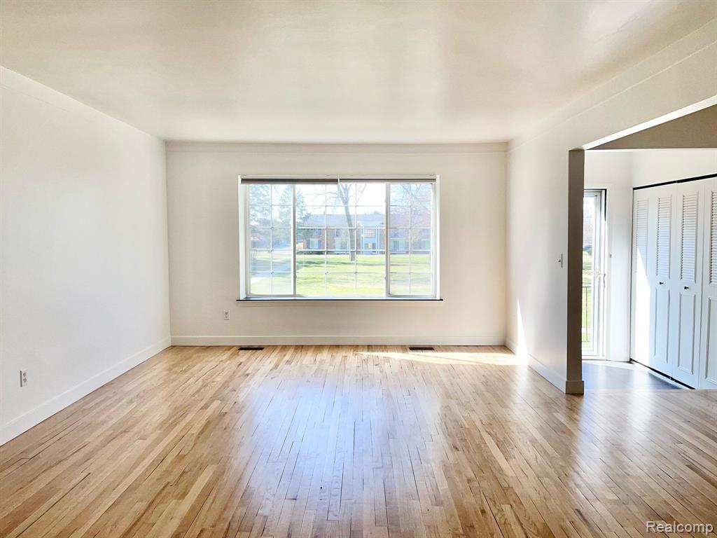 483 FOX HILLS Drive N, Bloomfield Hills, MI 48304 — Photo 6