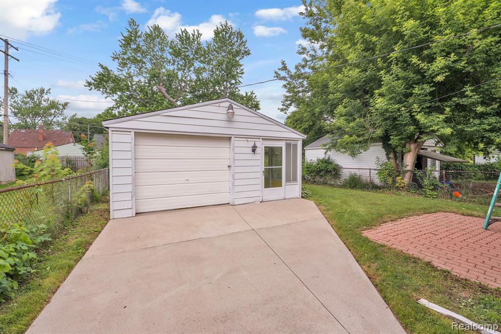 10015 Marion, Redford, MI 48239 — Photo 8
