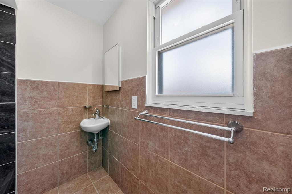 16844 Shaftsbury Avenue, Detroit, MI 48219 — Photo 24