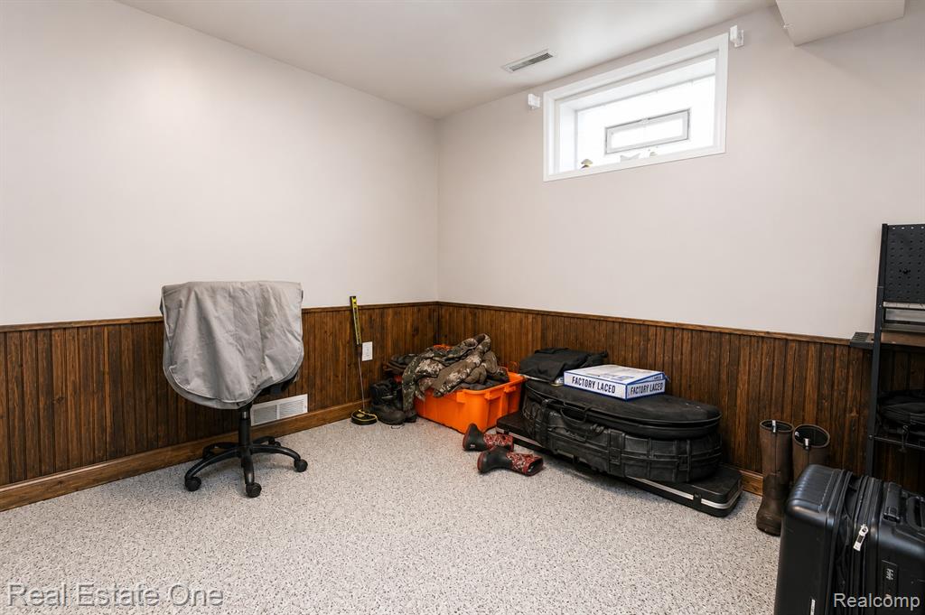1325 S Hospital Road, Waterford, MI 48327 — Photo 28
