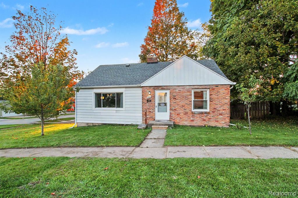 301 N East Street, Fenton, MI 48430