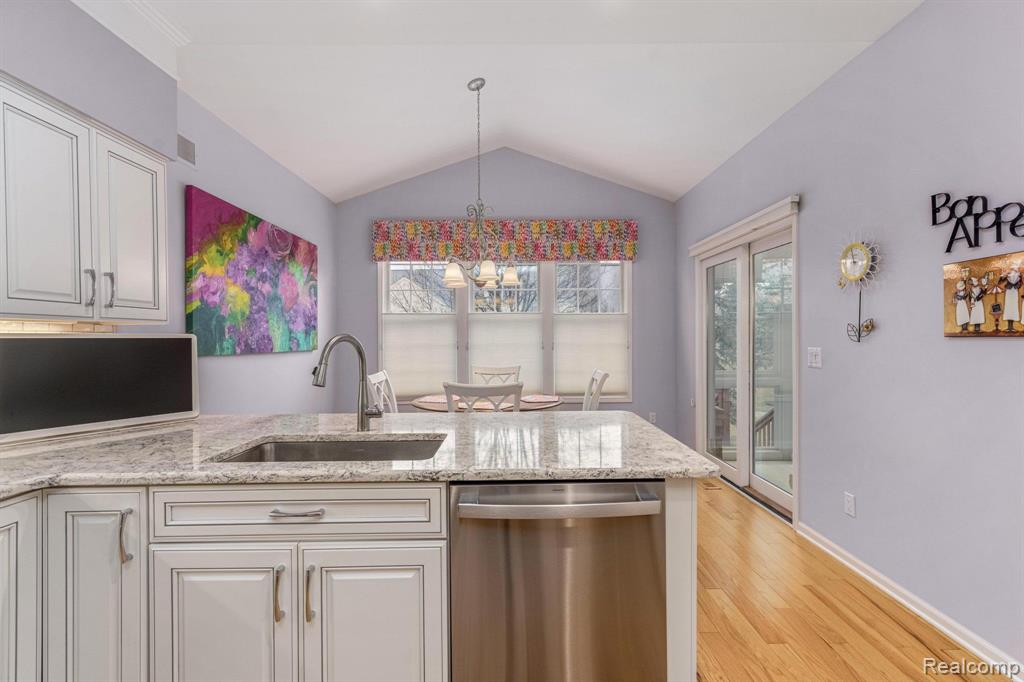 512 WYNGATE Drive, Rochester, MI 48307 — Photo 11