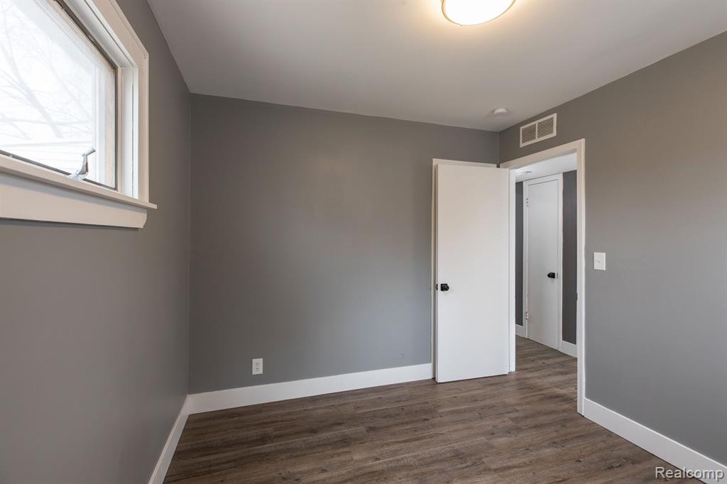 9046 LOUISE Street, Livonia, MI 48150 — Photo 16
