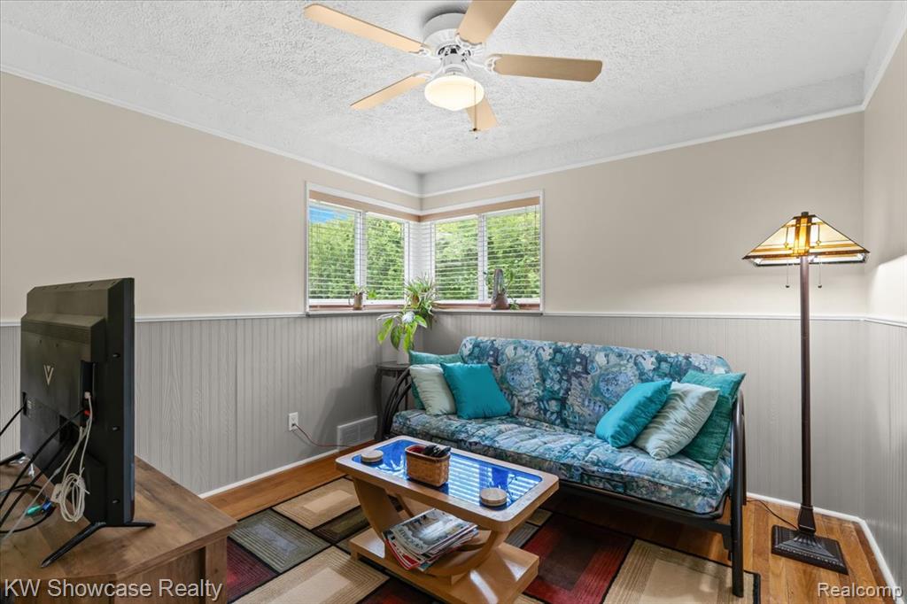 5865 Crescent Road, Waterford, MI 48327 — Photo 16