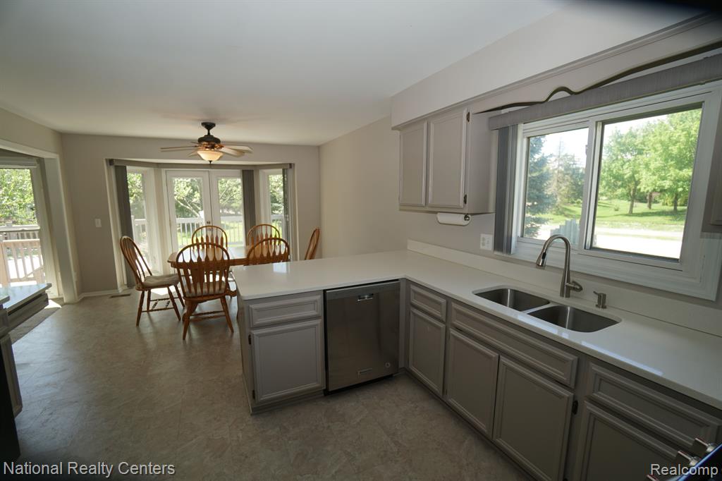 441 SANDALWOOD Drive, Rochester Hills, MI 48307 — Photo 10