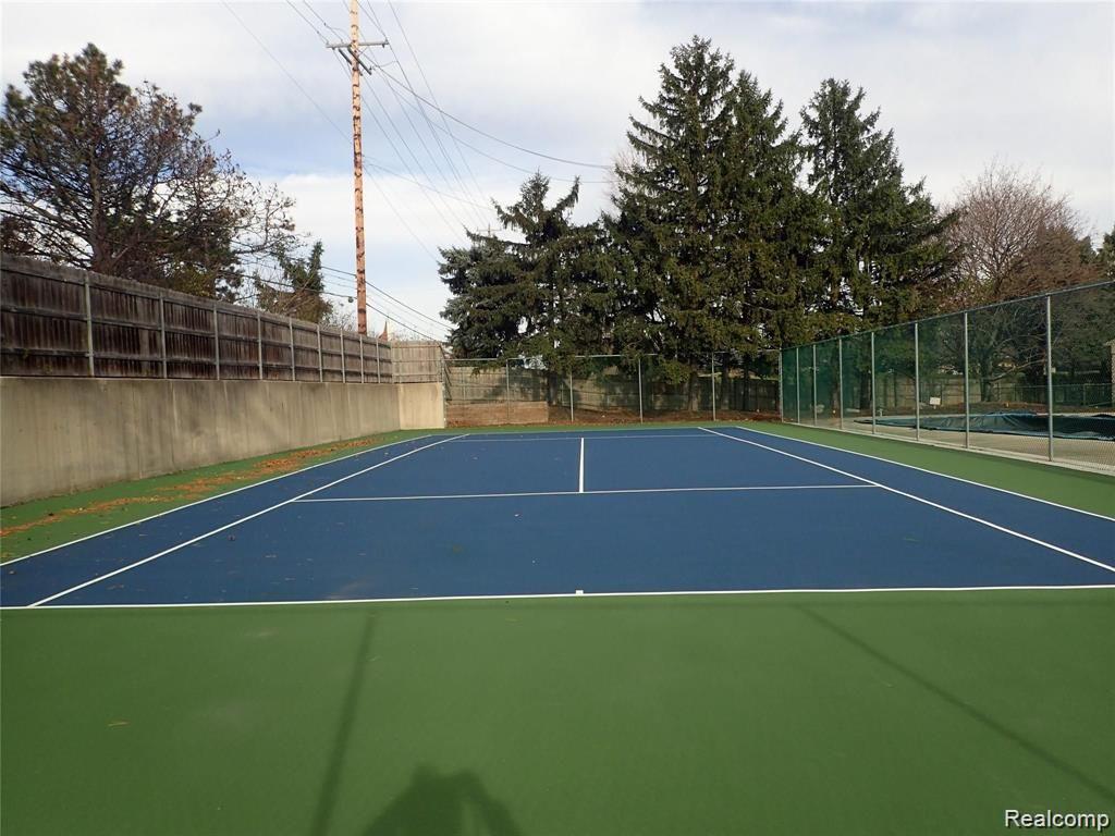 5134 WOODLANDS Drive, Bloomfield Hills, MI 48302 — Photo 2