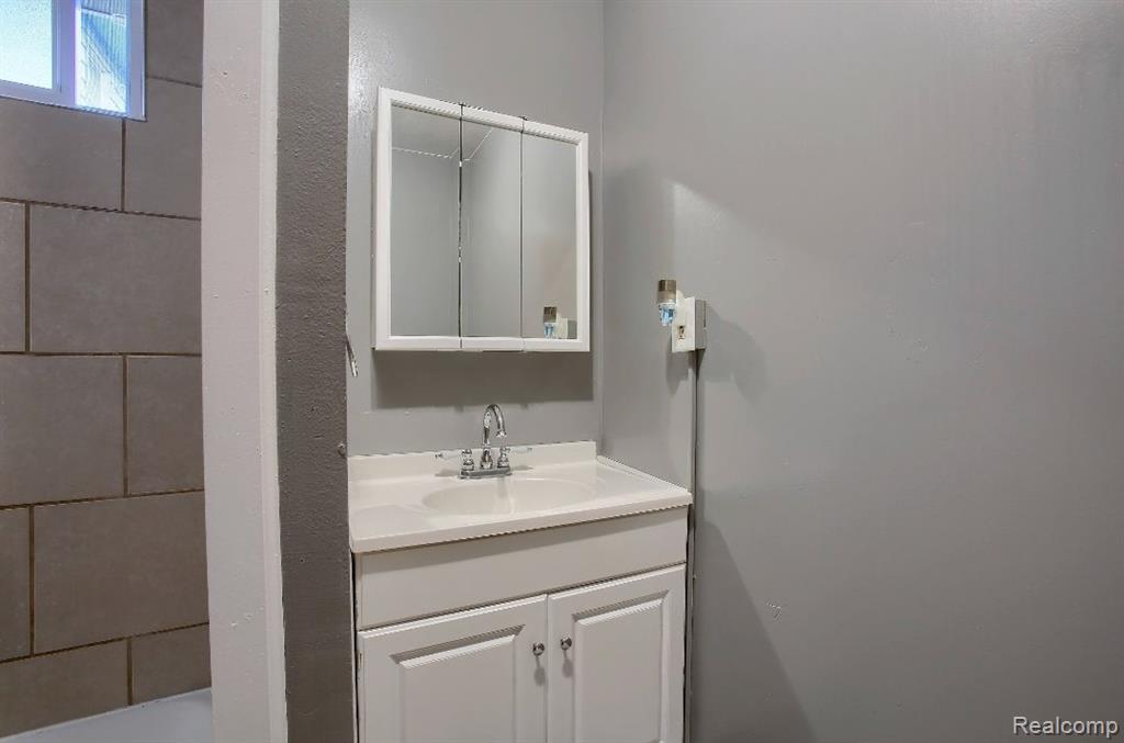 936 Pine Street, Port Huron, MI 48060 — Photo 16