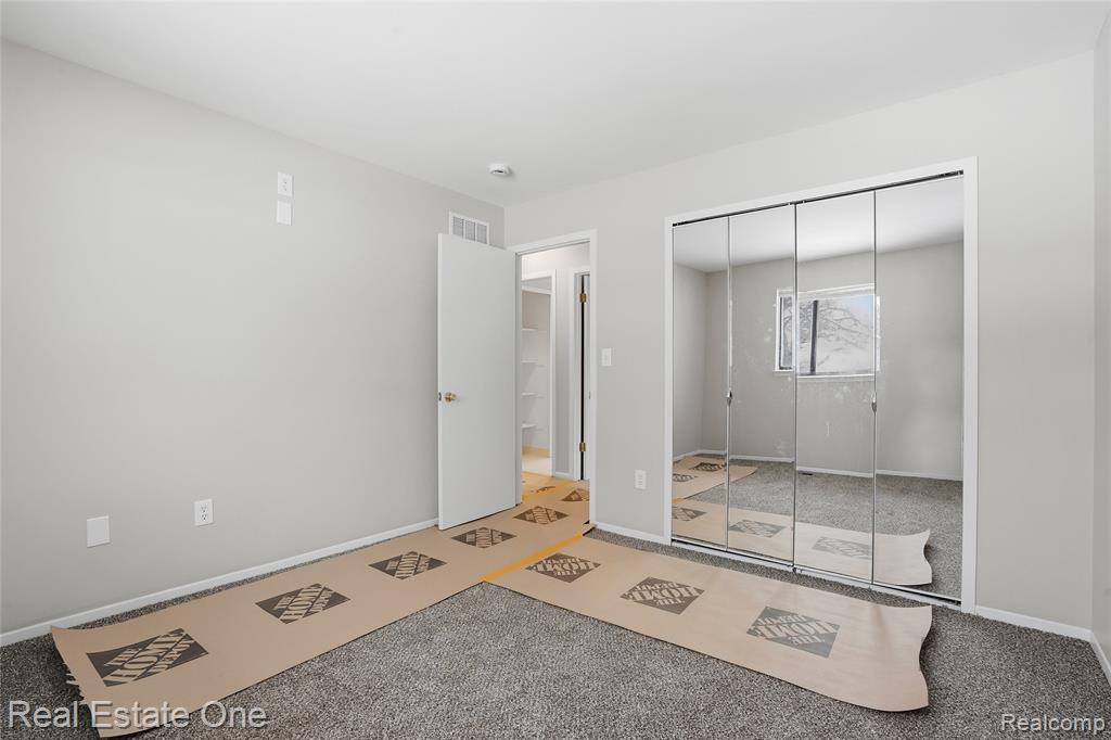 8422 Robindale Avenue, Dearborn Heights, MI 48127 — Photo 12