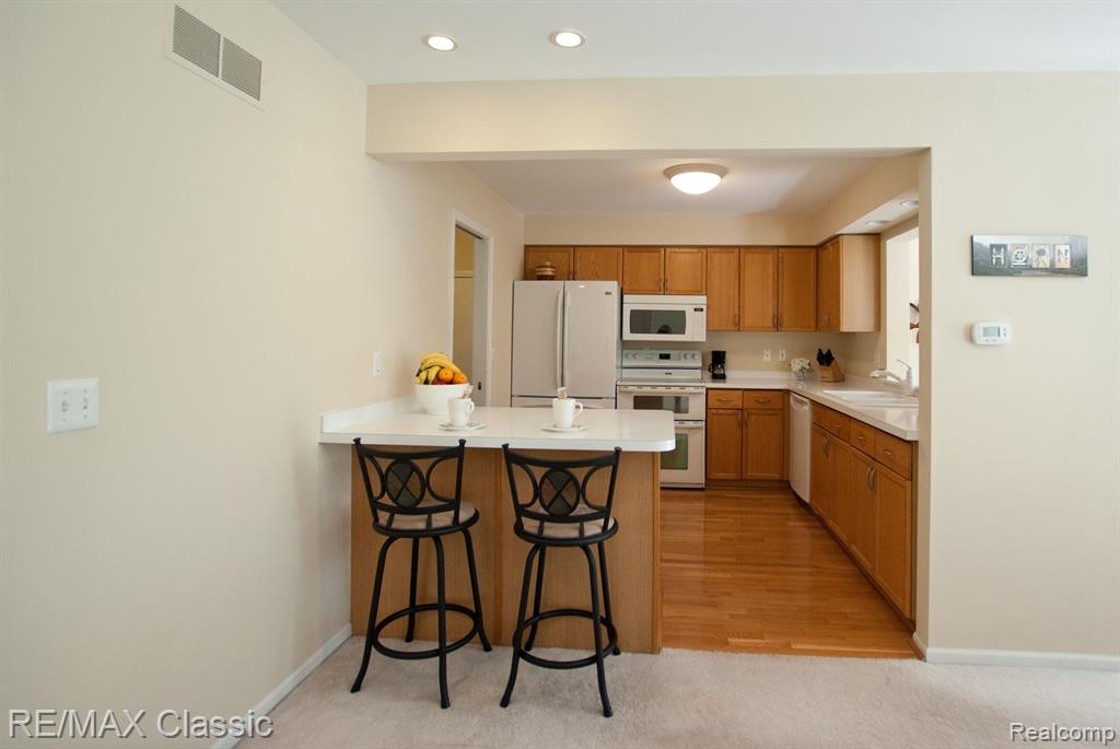 587 Winwood Circle, 20, Walled Lake, MI 48390 — Photo 14