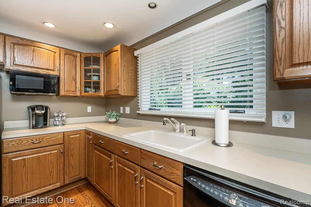 471 Elmhill Road, Rochester Hills, MI 48306 — Photo 11