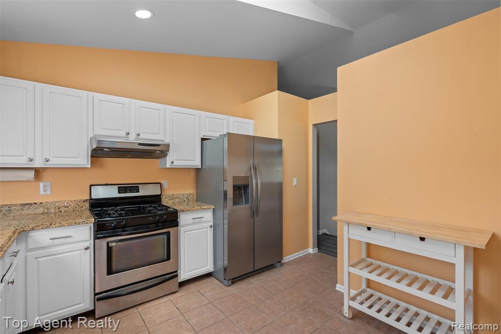 5675 Millpointe Drive, Waterford, MI 48327 — Photo 14