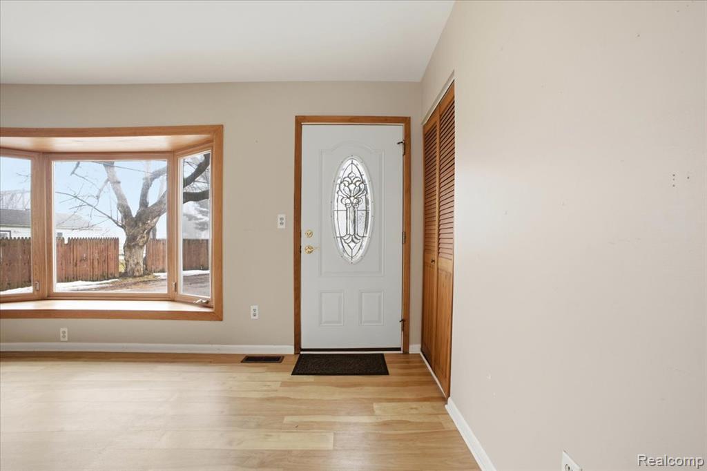 6360 Manson Drive, Waterford, MI 48329 — Photo 2
