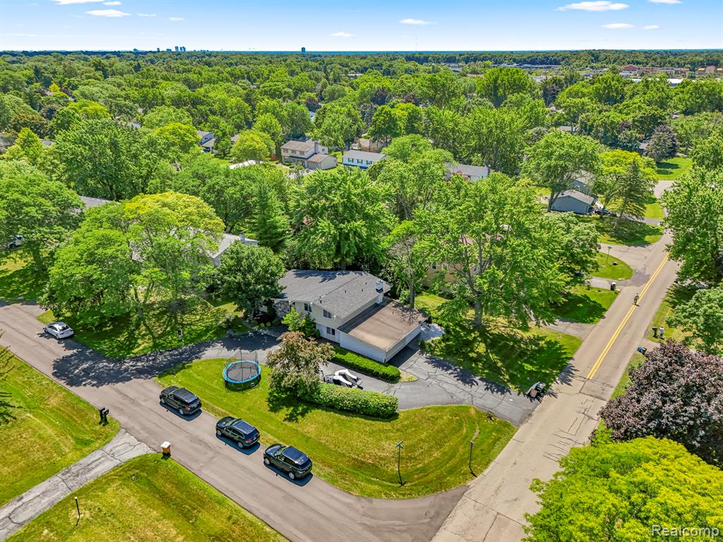 5589 Pembury, West Bloomfield, MI — Photo 56