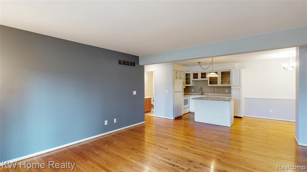 15769 Balfour Drive, 22, Macomb, MI 48044 — Photo 2