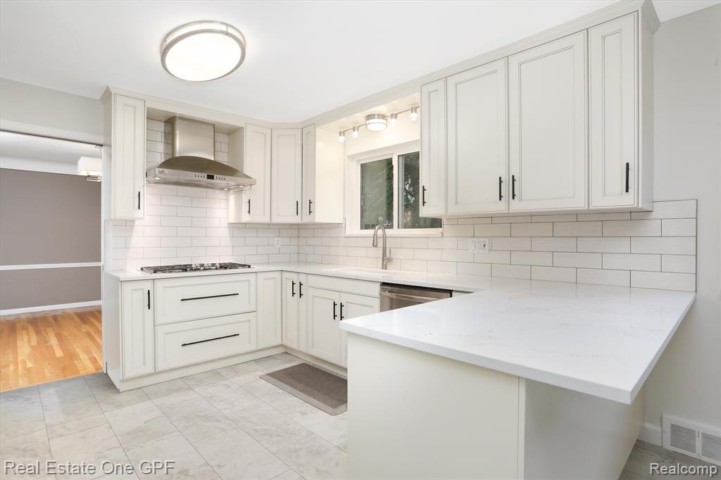 724 S ROSEDALE, Grosse Pointe Woods, MI 48236 — Photo 5