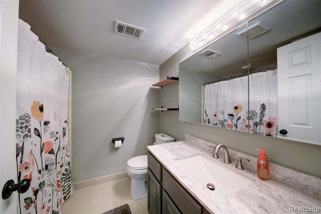 252 PINEWOOD Drive, Plymouth, MI 48170 — Photo 19