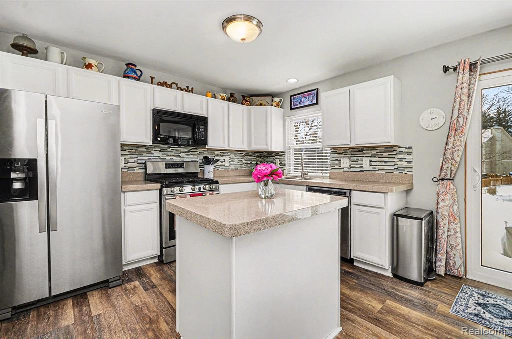 975 Oak Creek Drive, South Lyon, MI 48178 — Photo 7