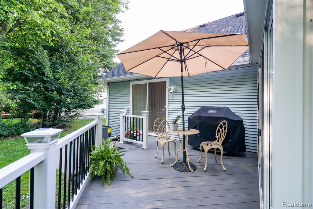 8213 EMERALD Lane W, Westland, MI — Photo 38