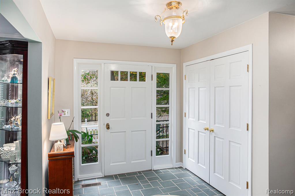 32533 Robinhood Drive, Beverly Hills, MI 48025 — Photo 8