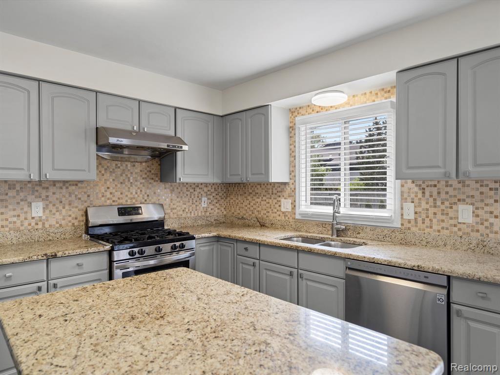 4979 SOMERTON Drive, Troy, MI 48085 — Photo 9