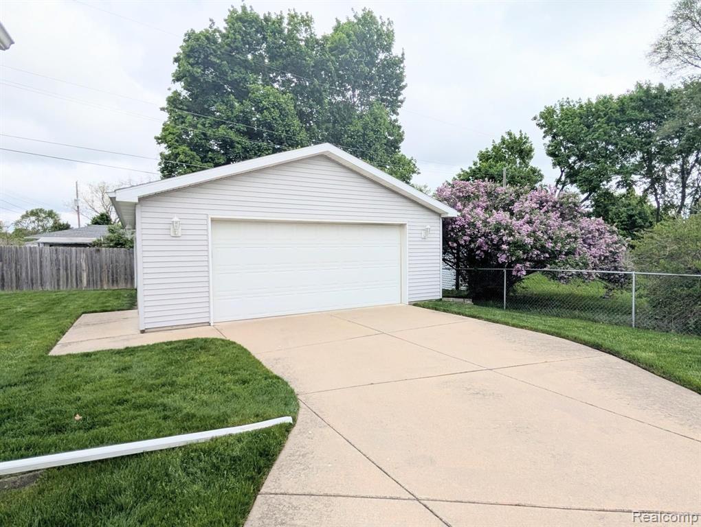 5418 Don Shenk Drive, Swartz Creek, MI 48473 — Photo 15