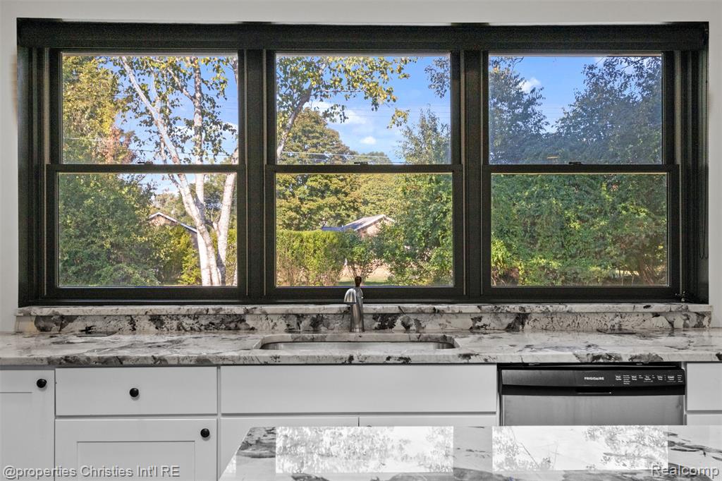 571 Yorkton Lane, Bloomfield Hills, MI 48304 — Photo 12