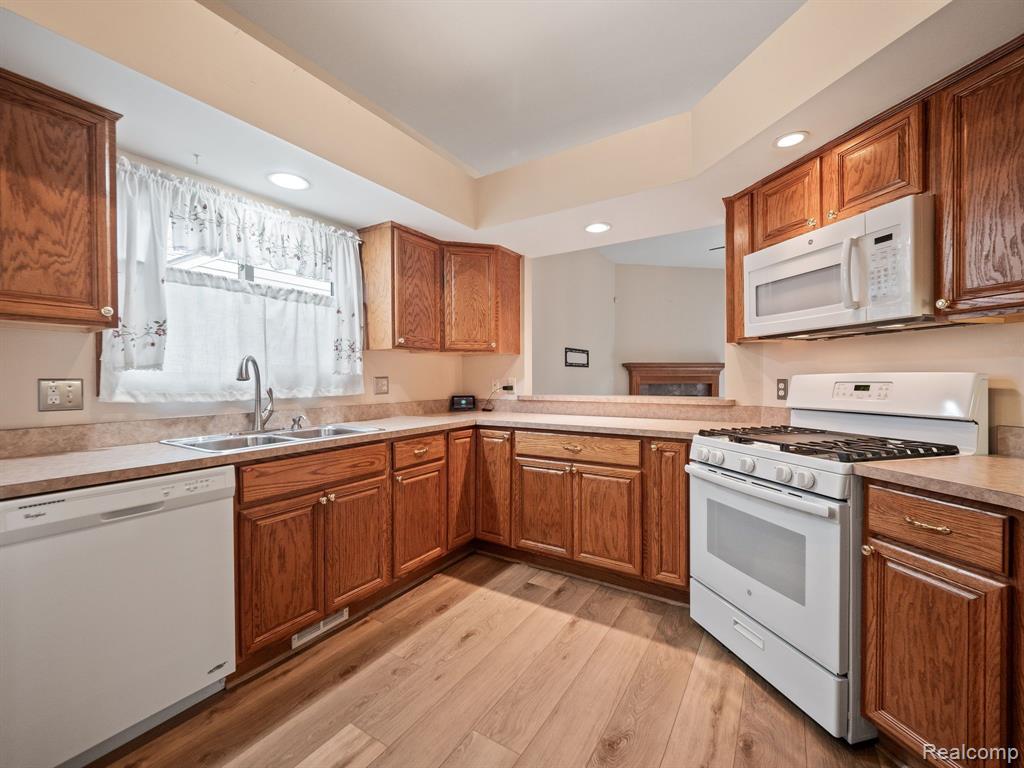 4466 WISTERIA Court, Warren, MI 48092 — Photo 5