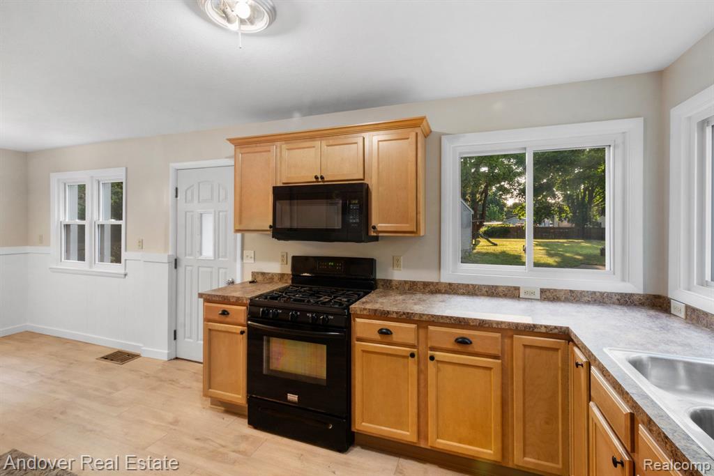 5254 LAKE HARBOR Road, Norton Shores, MI 49441 — Photo 8