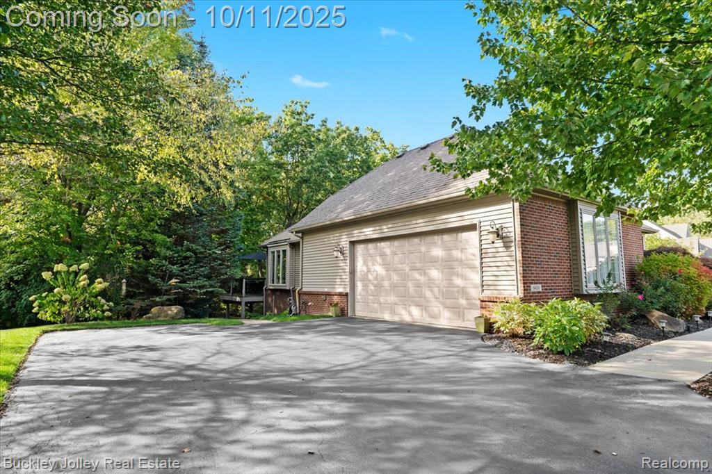 9430 Sheltering Oaks Drive, Brighton, MI 48114 — Photo 38