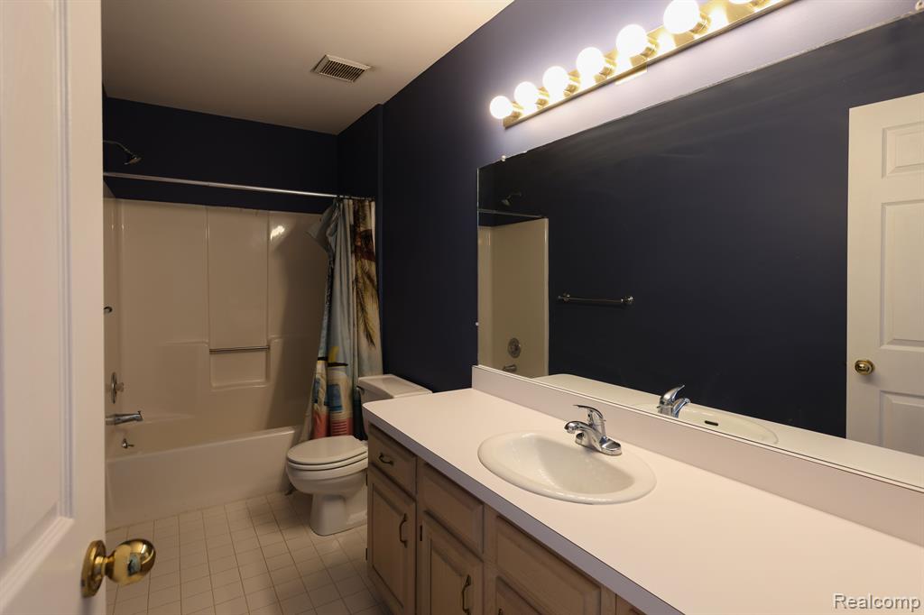 4908 FAIRWAYS Drive, Brighton, MI 48116 — Photo 25