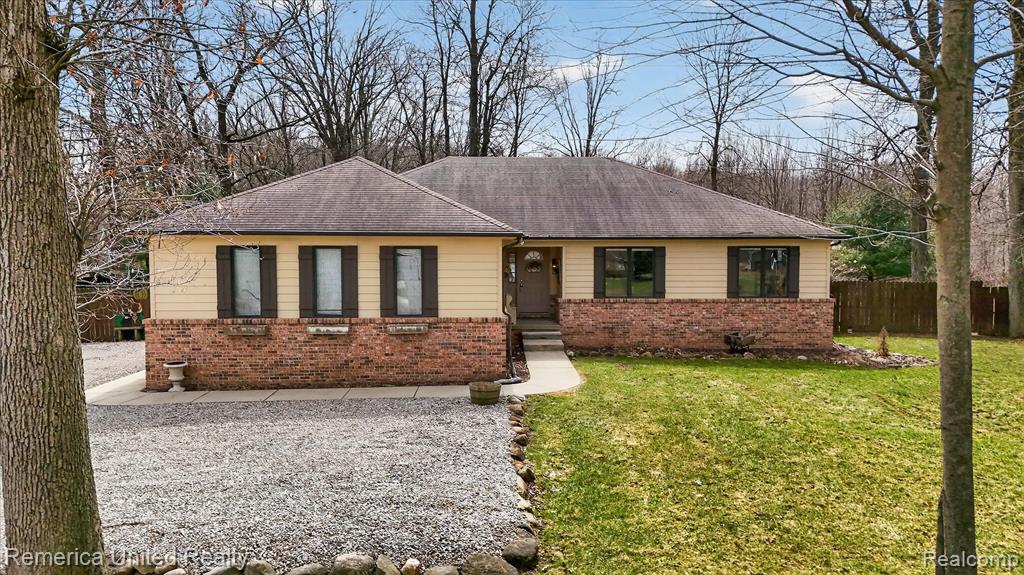 660 E Allen Road, Howell, MI 48855 — Photo 2