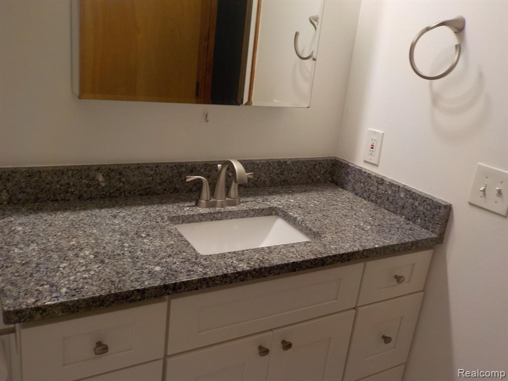 1205 HARBOUR Drive, 40, Trenton, MI 48183 — Photo 16