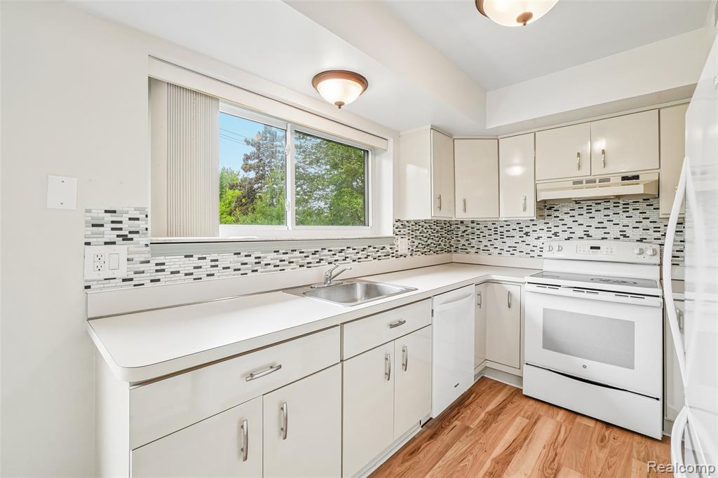 42136 Lochmoor Street, Clinton Twp, MI 48038 — Photo 11