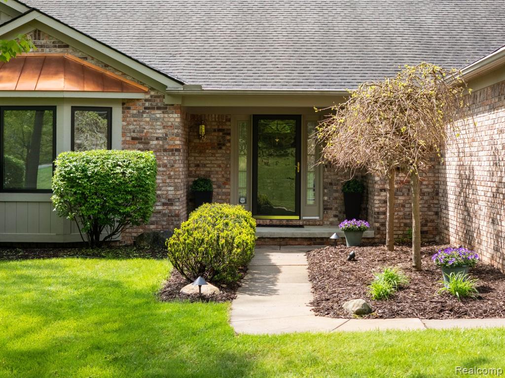 2484 PINE HOLLOW Trail, Brighton, MI 48114 — Photo 2