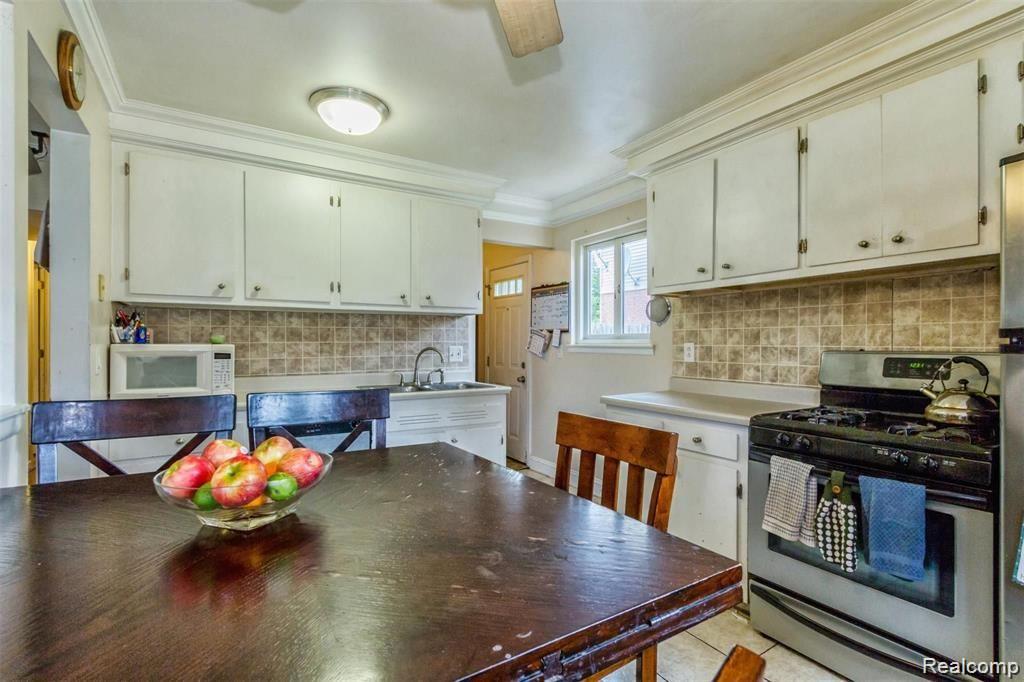 8045 N SILVERY Lane, Dearborn Heights, MI 48127 — Photo 3