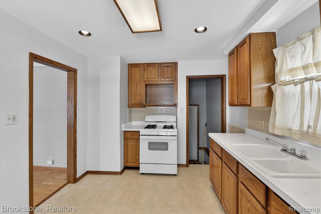 14801 Pennsylvania Road, Riverview, MI 48193 — Photo 11